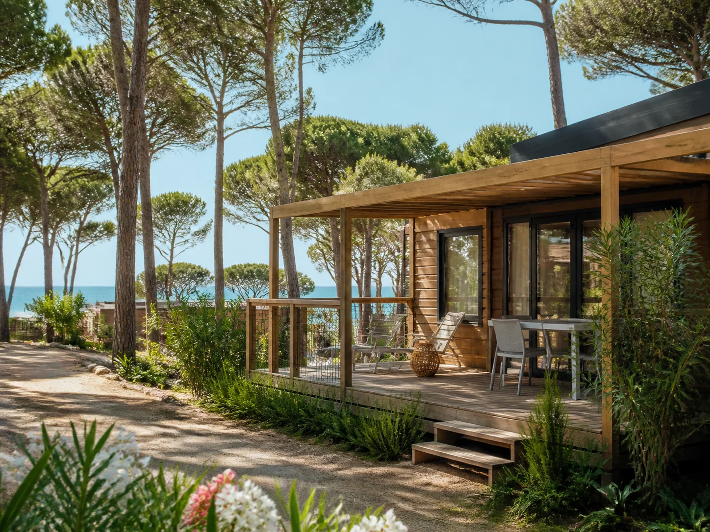 Bungalow de madera entre pinos junto al Mediterráneo